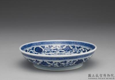 图片[3]-Dish with Indian lotus scrolls in underglaze blue, Qing dynasty, Qianlong reign (1736-1795)-China Archive